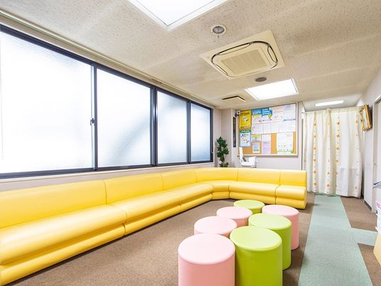 黄色ソファの待合室  