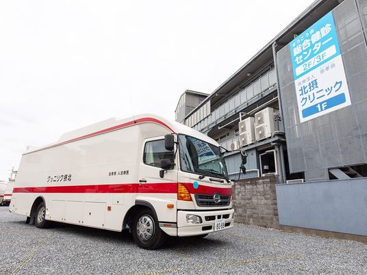 送迎車と施設外観  