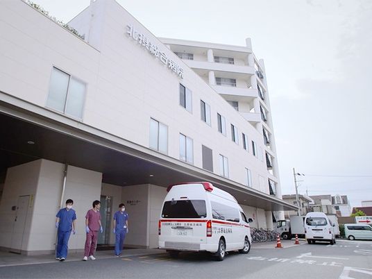 病院前の外観  