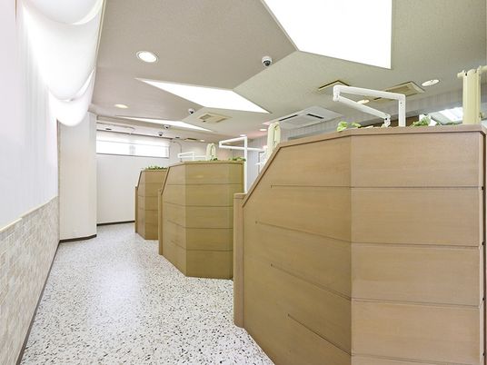 明るい廊下の洗面台  