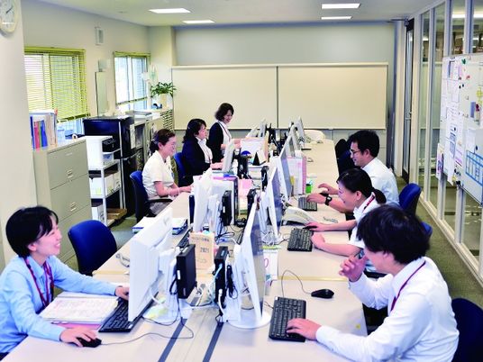職員が働く事務室  