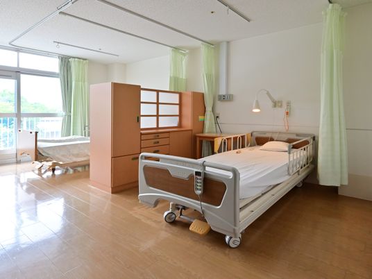 明るい居室のベッド  