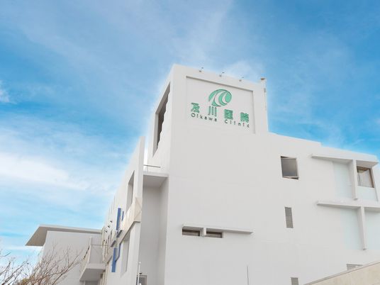 外観の白い建物  