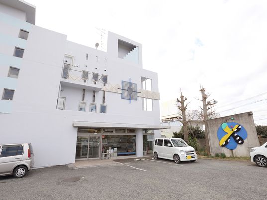 白い建物の外観  