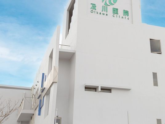 白い外観の建物  