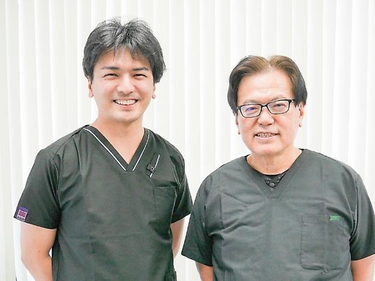 笑顔のスタッフ2人 スタッフイメージ  
