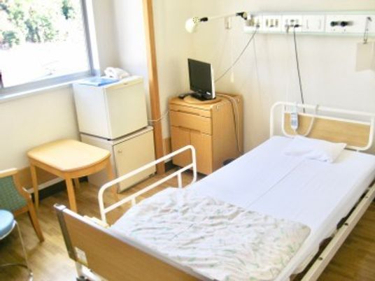 明るい個室の居室  