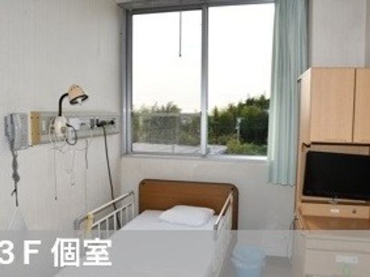 窓付きの個室  