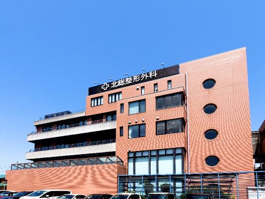 病院併設の建物外観  