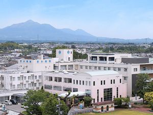 病院と山並みの外観  
