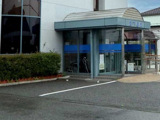 ガラス張りのエントランス  