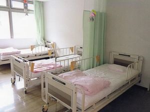 明るい居室のベッド  