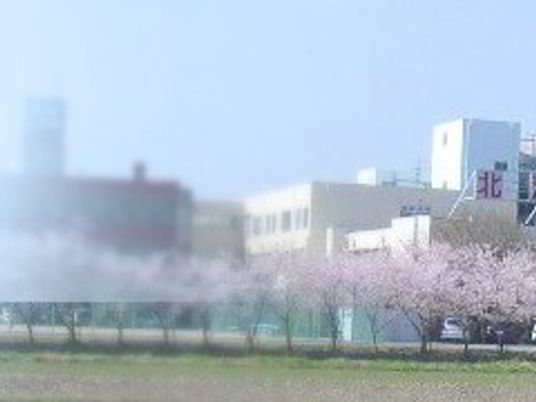 桜並木のある外観  
