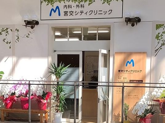 明るい出入口の外観  