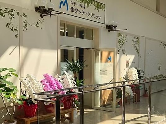花が並ぶ明るいエントランス  