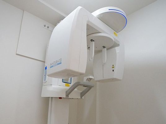 天井の機器がある診察室  