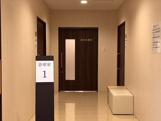 診察室前の廊下  