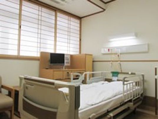 明るい居室のベッド  