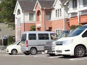 建物前の駐車場外観  