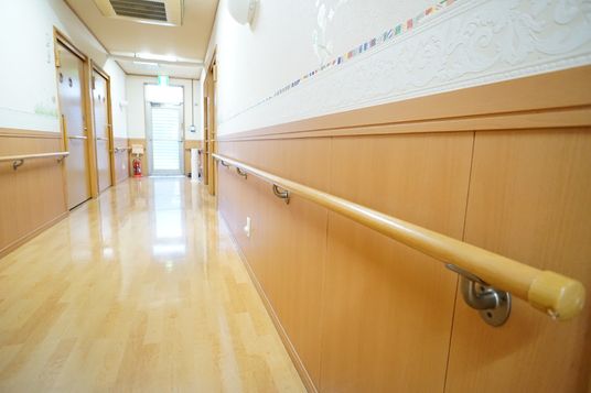 手すり付きの明るい廊下