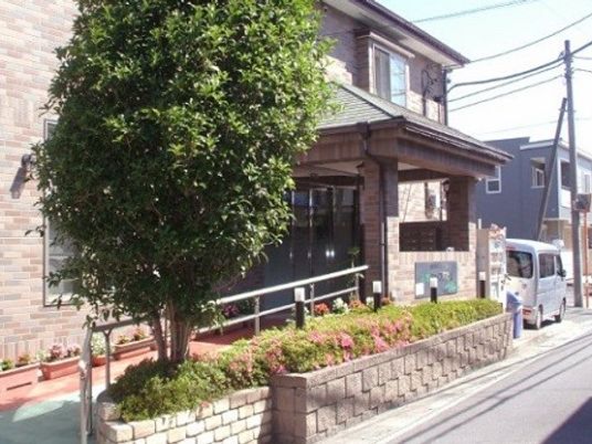 緑あふれる建物のエントランス