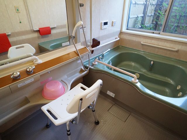 バリアフリー設計の浴室 浴室 快適な入浴をサポートする設備が整った浴室です。手すりや椅子も設置され、安全に配慮されています。