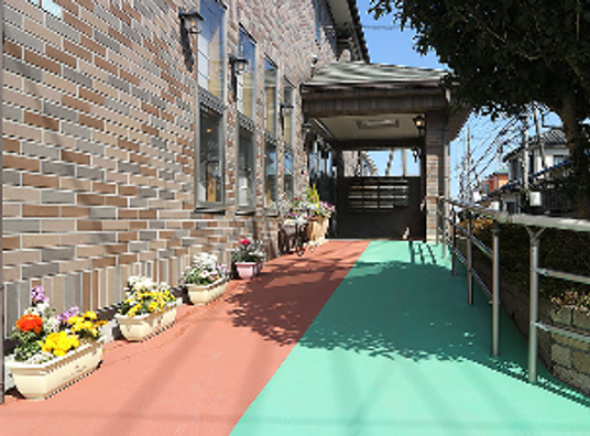 緑あふれる建物のエントランス