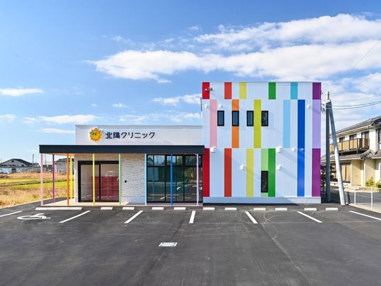 カラフルな建物外観  