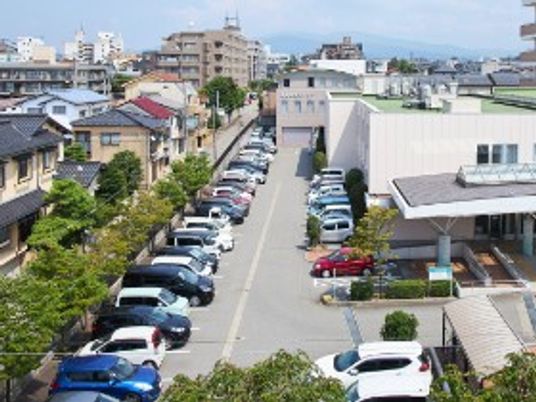 建物と駐車場の外観  