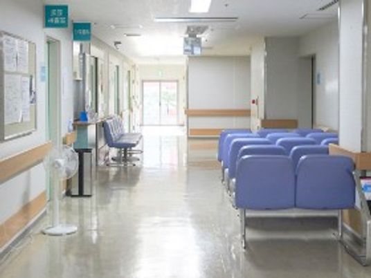 明るい廊下の待合椅子  