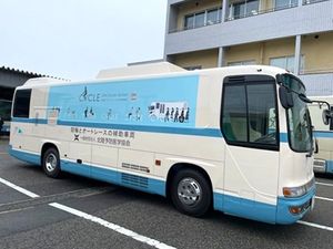 送迎バスが停車する外観  