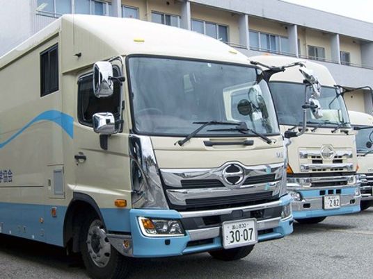 送迎車が並ぶ外観  