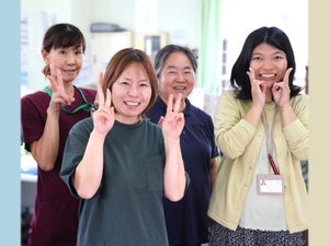 笑顔の職員が並ぶスタッフイメージ  
