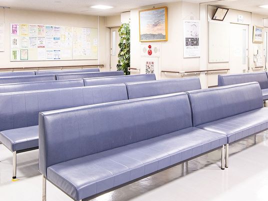 待合のベンチが並ぶ廊下  
