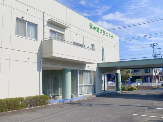 白い建物の外観  