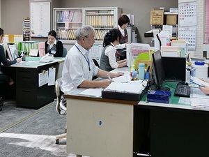 スタッフが働く事務室  