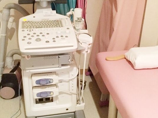 機器とベッドのある部屋  