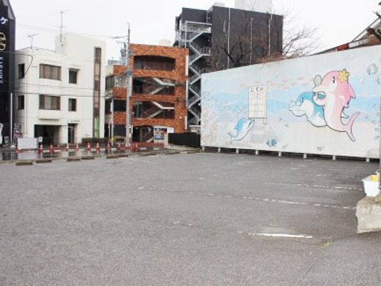 建物前の駐車場外観  