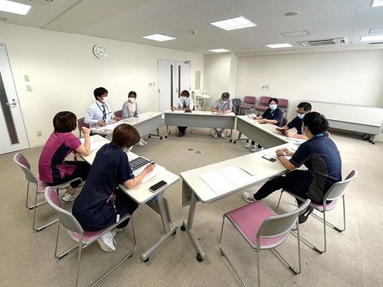 会議中の多目的室  
