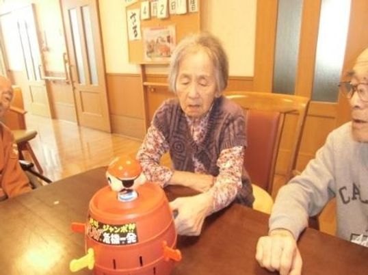 おもちゃと遊ぶ高齢者たち