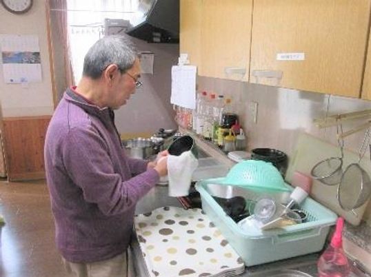 キッチンで作業する人