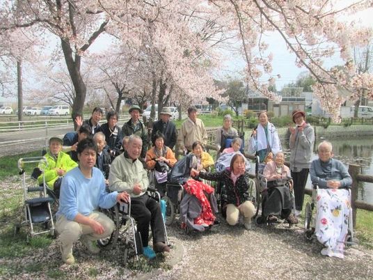 桜の木下で笑顔の集合