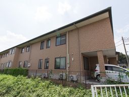 落ち着いた色合いの外観