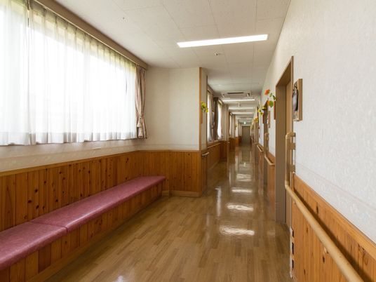 明るく清潔な廊下空間