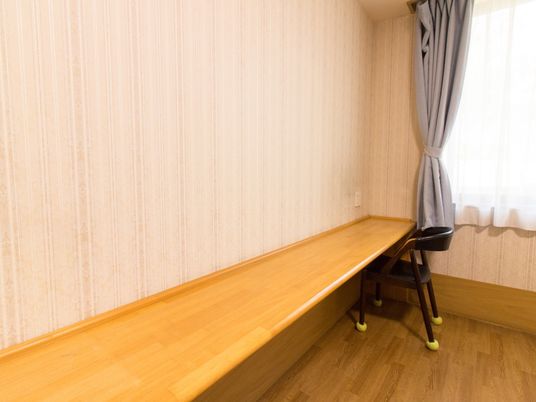 シンプルな居室の机と椅子
