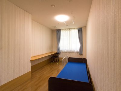 明るい居室の様子