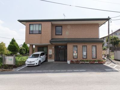 茶色い外観の建物