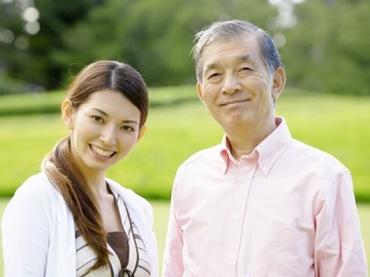 明るい笑顔の二人組