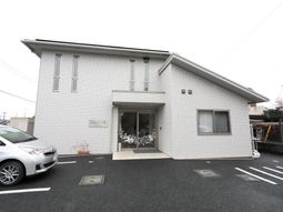 白い外壁の建物外観