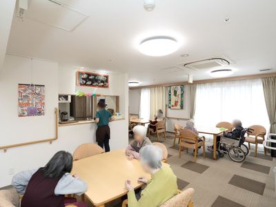 明るく広々とした食堂